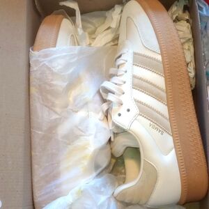 Samba Adidas cream with tan bottom Never worn lace up